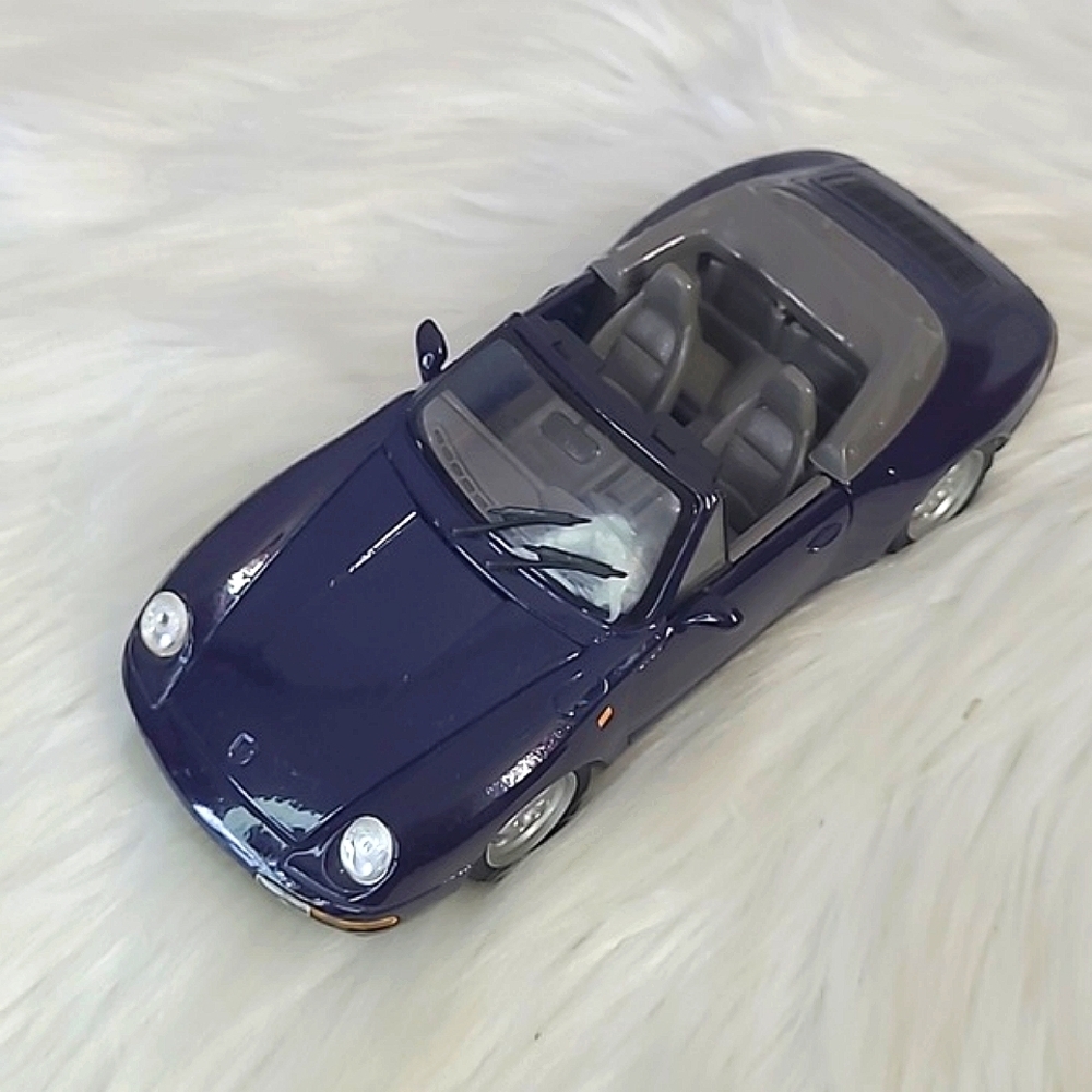 Welly Porsche 911 Carrera Cabriolet Deep Purple Die Cast Metal Car Scale 1/24 - Picture 3 of 17